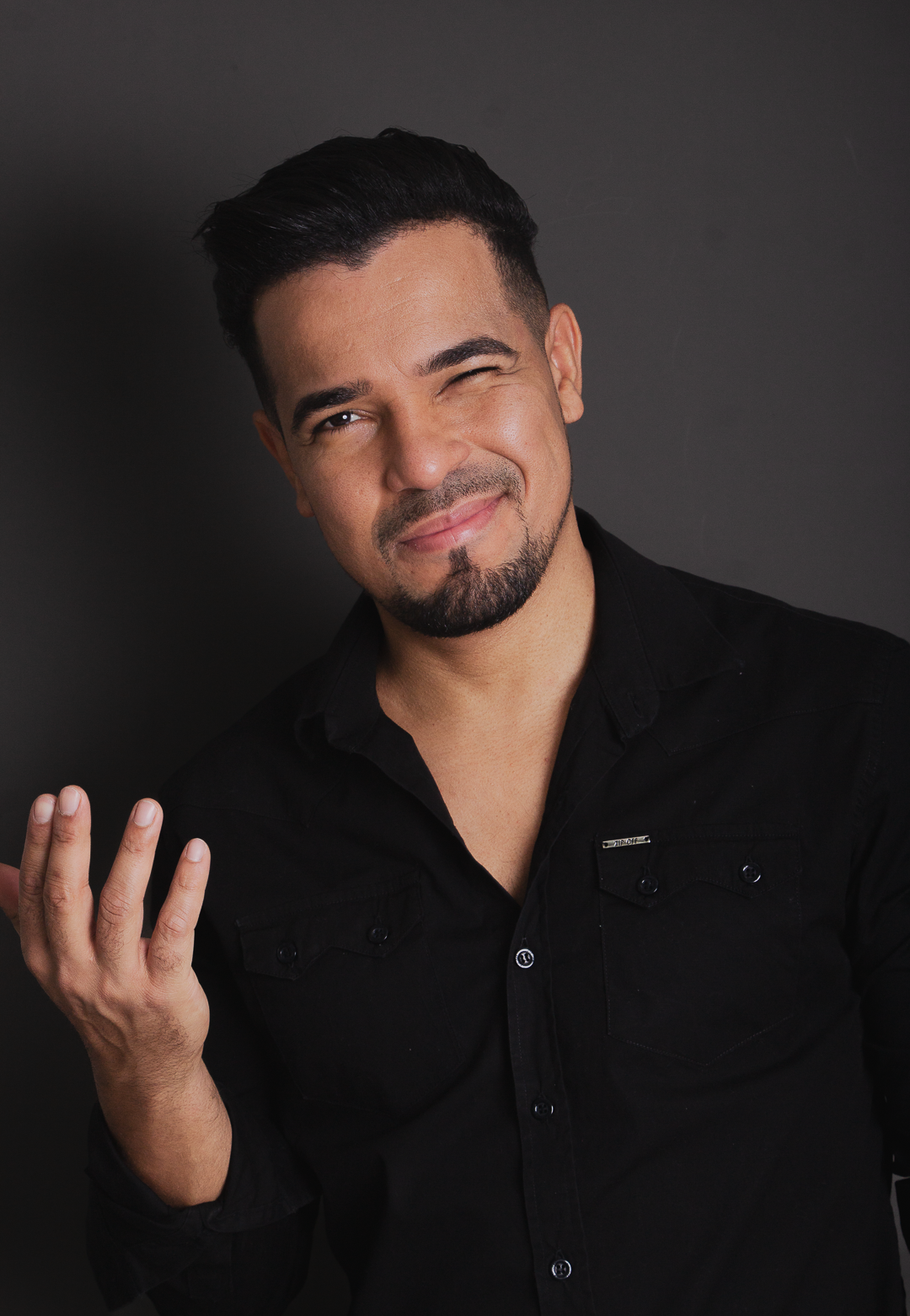 Retrato de Junior Rodrigues com camisa preta